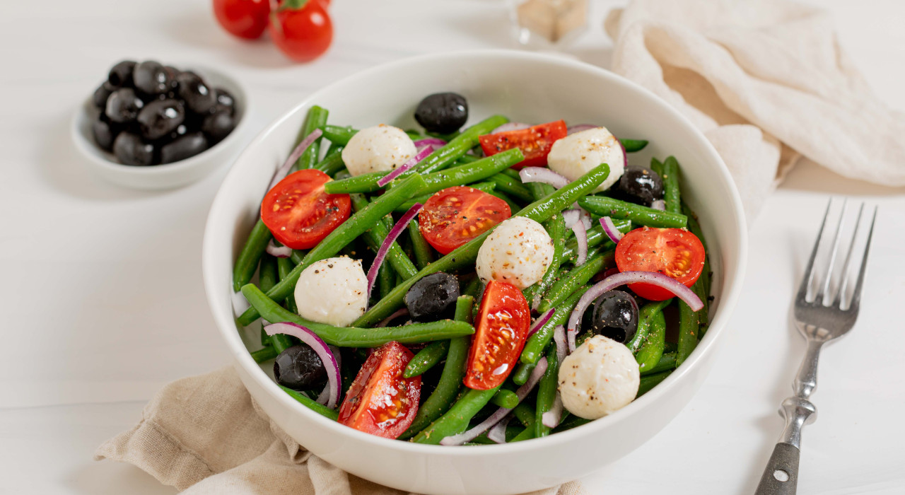 Fisolensalat mit Tomaten, Mozzarella und Oliven